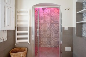 Shower, hair dryer, towels - Studio 'Garibaldi54 - Camera del Fico' with Balcony, Wi-Fi and Air Conditioning (Bari)