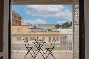Outdoor dining - Studio 'Garibaldi54 - Camera del Fico' with Balcony, Wi-Fi and Air Conditioning (Bari)