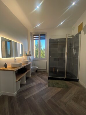 Shower, hair dryer, towels, soap - Private house with spa "Calm & Nature" (Allassac)