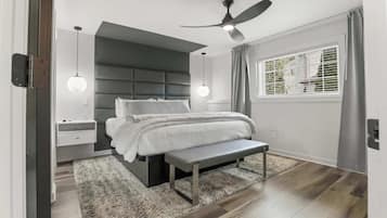 3 habitaciones, escritorio y tabla de planchar con plancha