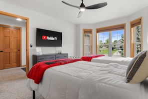3 bedrooms, desk, iron/ironing board, travel cot - Game Room - King Suite - Theatre Room - Fireplace (Sun Prairie)