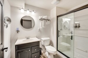 Secadora de cabello, toallas, jabón, papel de baño 