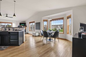 Dining - 20 Min to Capital - Walk to Park - Theatre Room (Sun Prairie)