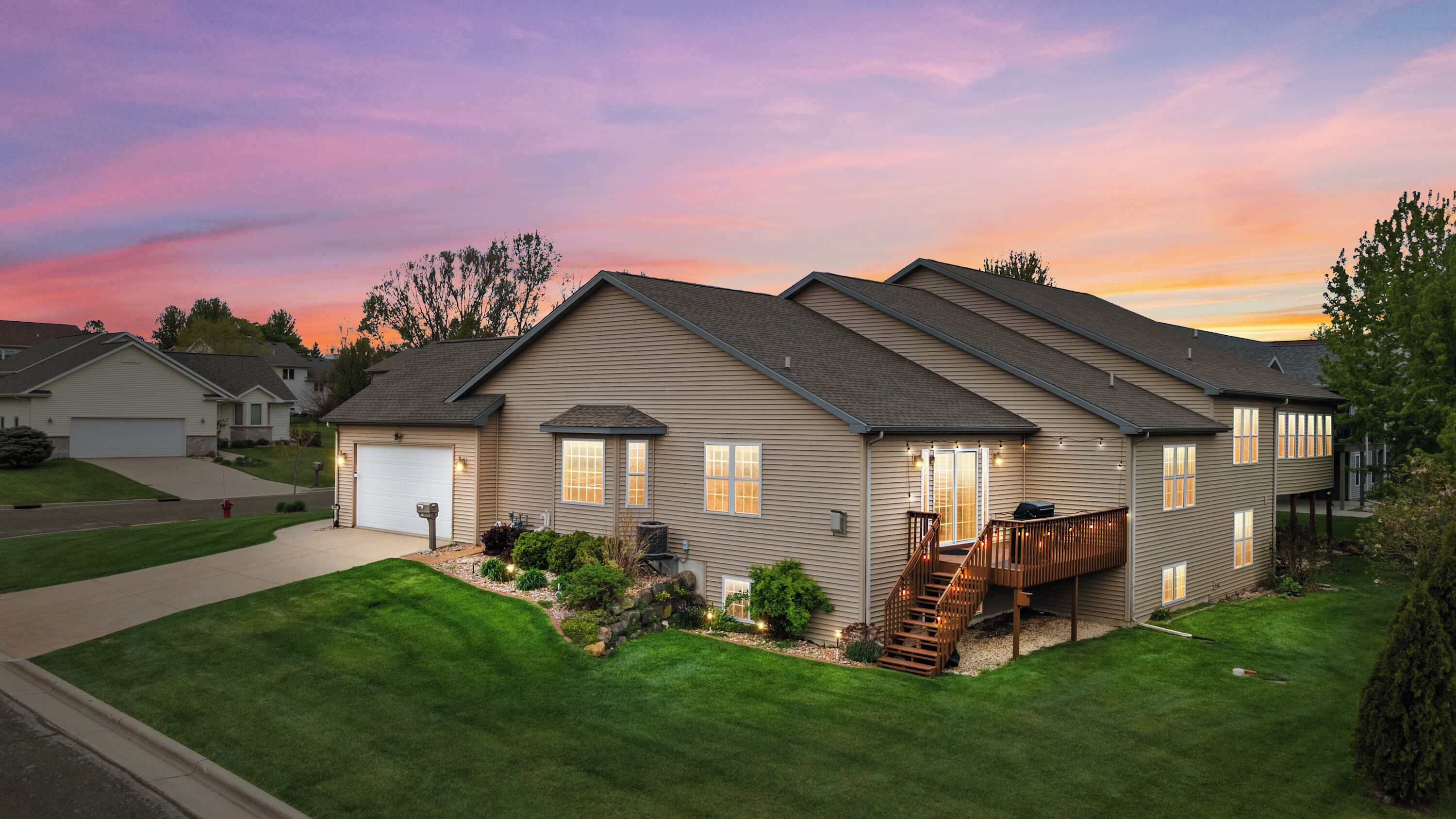 Our private condo sits on a corner lot (the L shape of grass is ours), a few minute drive to Sun Prairie shopping/restaurants/entertainment, and a 5 min drive to Madison's East side. 