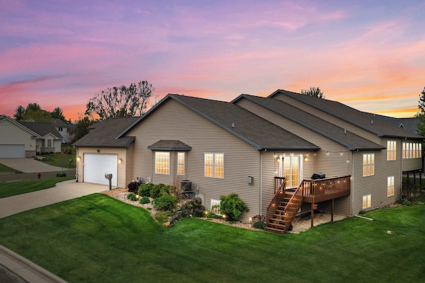 Our private condo sits on a corner lot (the L shape of grass is ours), a few minute drive to Sun Prairie shopping/restaurants/entertainment, and a 5 min drive to Madison's East side.