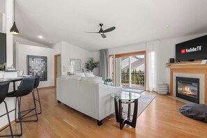 TV, fireplace, offices - Game Room - King Suite - Theatre Room - Fireplace (Sun Prairie)