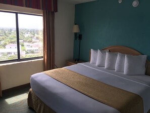 Tabla de planchar con plancha, wifi gratis, ropa de cama