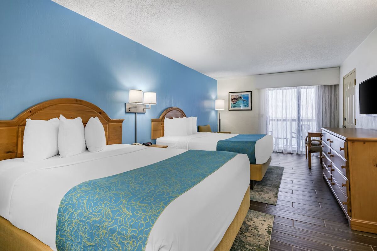 Oceanfront Stay W/ Pool And Parking Near Daytona Beach Boardwalk & Pier - Daytona Beach, FL