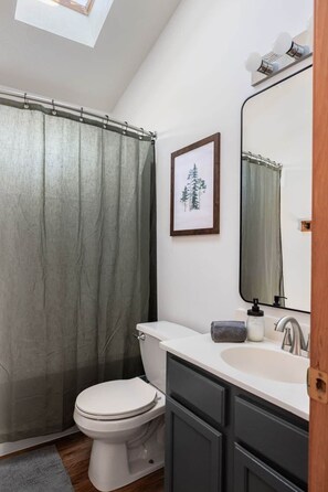 Sèche-cheveux, serviettes fournies, savon, papier toilette
