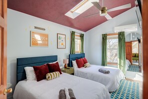 7 bedrooms, iron/ironing board, Internet, bed sheets - Peaceful Cabin— Sauna/Theater/Speakeasy/Karaoke/Games/1V1 Court/Pet Friendly (Albrightsville)