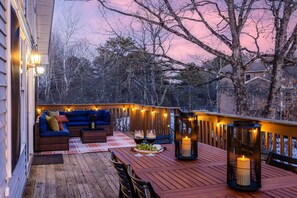 Outdoor dining - Peaceful Cabin— Sauna/Theater/Speakeasy/Karaoke/Games/1V1 Court/Pet Friendly (Albrightsville)