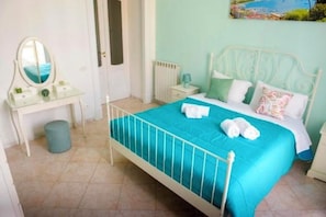 2 bedrooms, iron/ironing board, WiFi, bed sheets - Papo house new, spacious, bright and central apartment (Napoli)