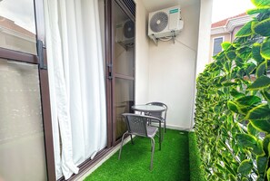 Outdoor dining - Quiet & Secure 1BR in Central Kisaasi Bukoto (Kampala)