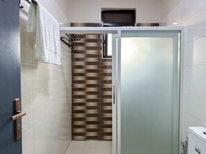 Douche, serviettes fournies, papier toilette