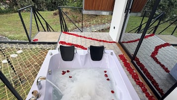 Outdoor spa tub