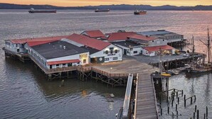Una propiedad frente al agua con varios edificios, un muelle y un embarcadero.