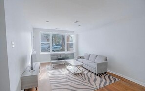 Ein modernes Wohnzimmer mit Sofa, Couchtisch und einem Zebra-Muster Teppich.