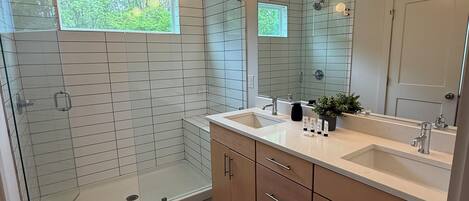 シャワー、タオル、石鹸、トイレットペーパー