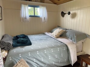 1 bedroom, bed sheets