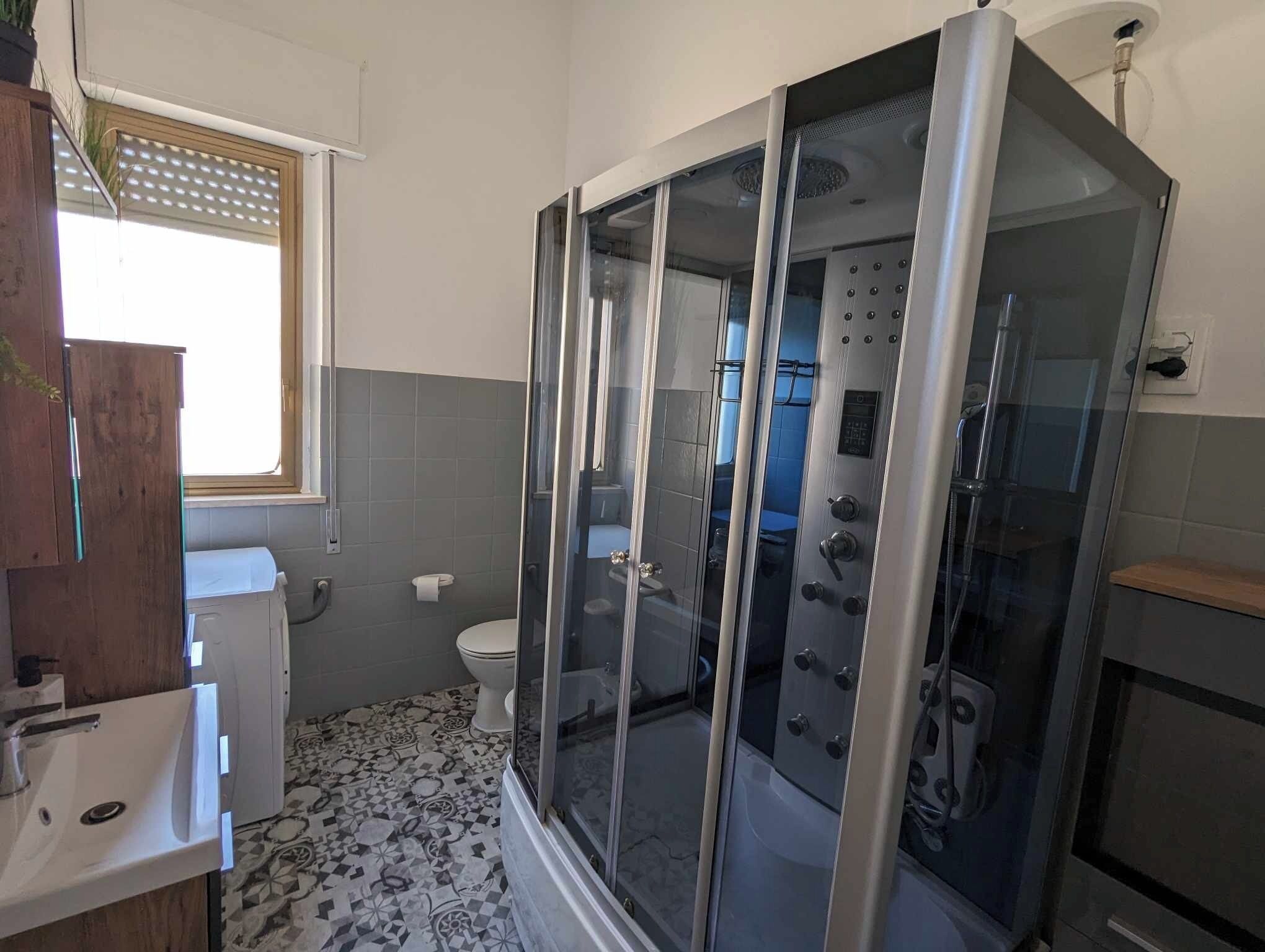 Jetted tub, hair dryer, bidet, towels