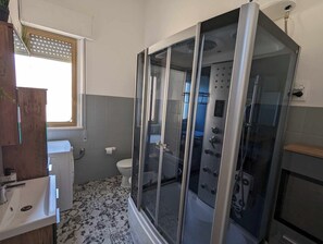 Jetted bath, hair dryer, bidet, towels - Cinema Apartment • 5 Guests • Near Beach Trapani (Sicily)