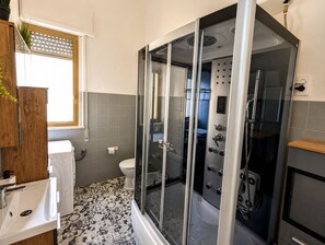 Jetted bath, hair dryer, bidet, towels - Cinema Apartment • 5 Guests • Near Beach Trapani (Sicily)