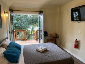 5 bedrooms, iron/ironing board, WiFi, bed sheets - Vacation Home at Lake Serene (Lynnwood)