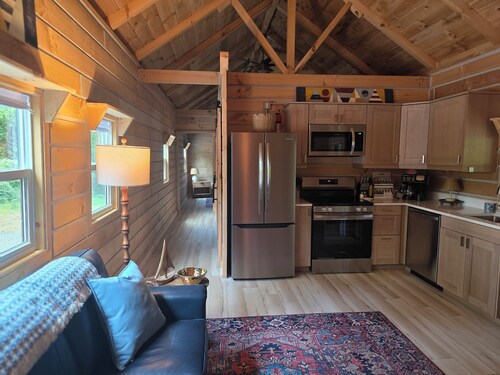 "The Boathouse" Luxury Tiny House close to Oasis sports complex!