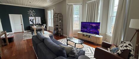 Smart TV, libros y monitor de computadora