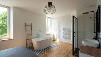 Shower, jetted bath, hair dryer, towels