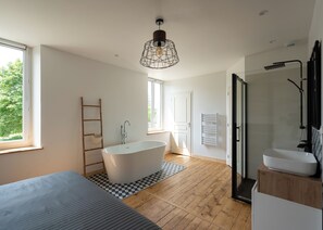 Een douche, een bubbelbad, een haardroger, handdoeken
