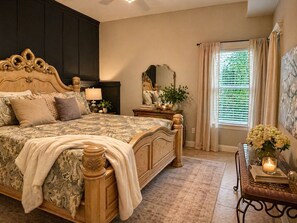 5 bedrooms, desk, iron/ironing board, free WiFi - "Serenity Now" Treetop Luxury Cottage, Firepit, Games, Movies, Dog Friendly (Ellijay)