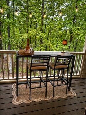 Outdoor dining - "Serenity Now" Treetop Luxury Cottage, Firepit, Games, Movies, Dog Friendly (Ellijay)