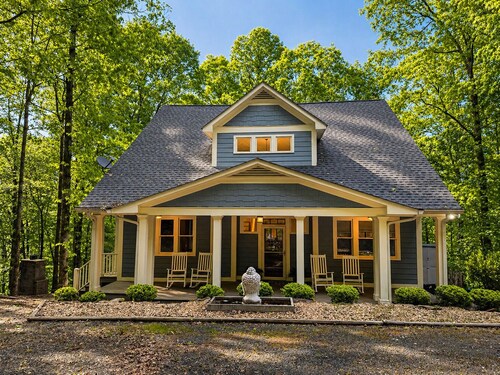 Luxury Home, Gorgeous Wooded Mountain Views, Pet Friendly, SLEEPS 10