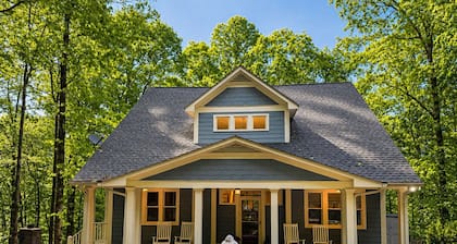 Luxury Home, Gorgeous Wooded Mountain Views, Pet Friendly, SLEEPS 10