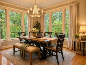 Dining - "Serenity Now" Treetop Luxury Cottage, Firepit, Games, Movies, Dog Friendly (Ellijay)