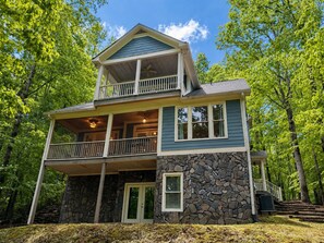 Exterior - "Serenity Now" Treetop Luxury Cottage, Firepit, Games, Movies, Dog Friendly (Ellijay)