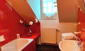 Shower, hair dryer, towels, soap - Maison de la Couturière (Collan)