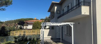 Sea view house with bathing establishment included for 6 people, with garden