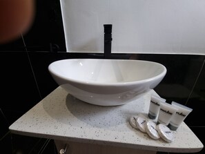 Shower, towels, soap, shampoo - Ojong's Self-Catering Bellville (Cape Town)
