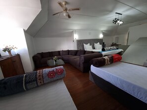 Desk, laptop workspace, iron/ironing board, free WiFi - Ojong's Self-Catering Bellville (Cape Town)