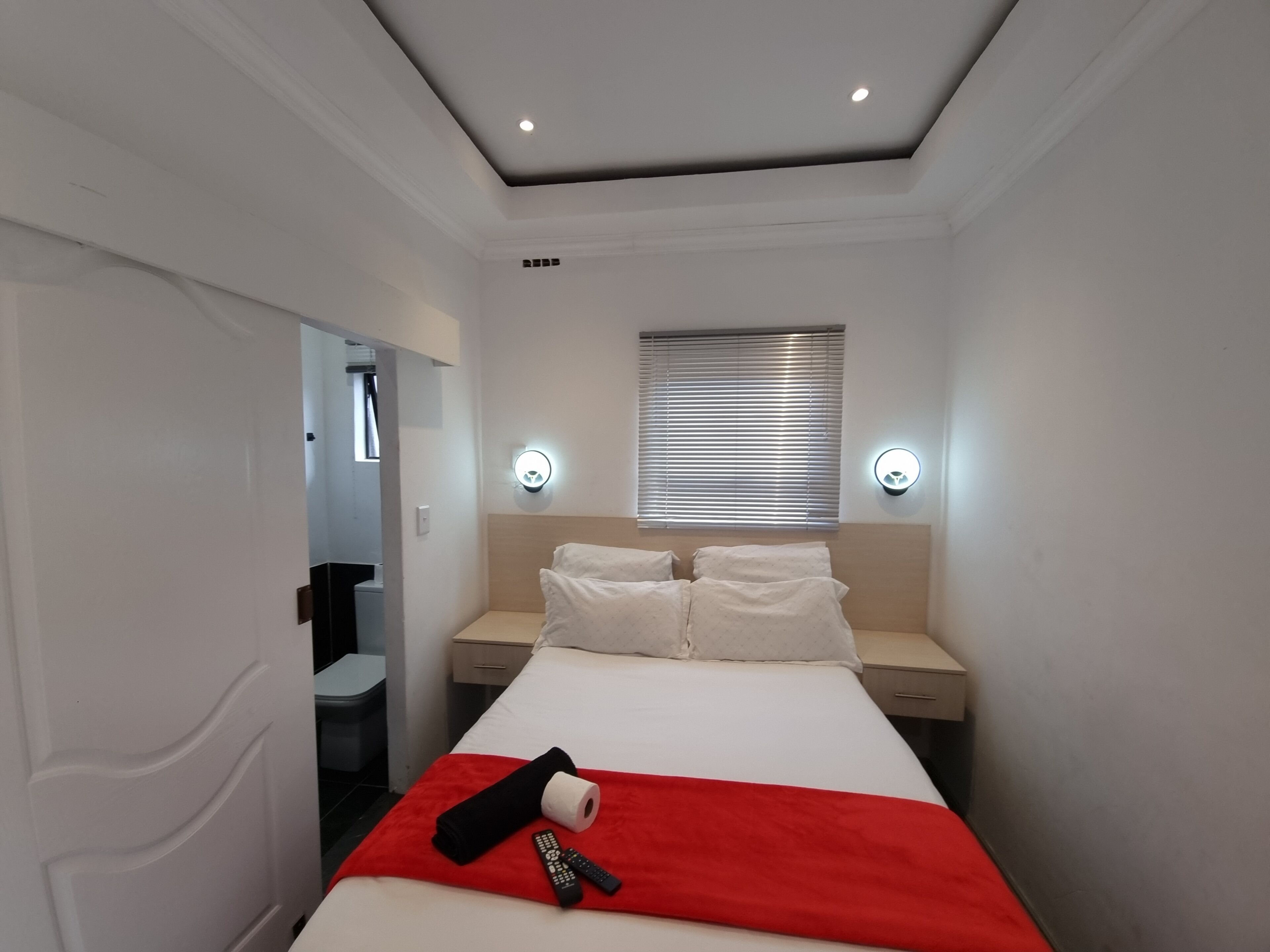 Comfort-Doppelzimmer, Blick auf den Innenhof | Schreibtisch, laptopgeeigneter Arbeitsplatz, Bügeleisen/Bügelbrett