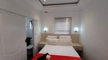 Comfort-Doppelzimmer, Blick auf den Innenhof | Schreibtisch, laptopgeeigneter Arbeitsplatz, Bügeleisen/Bügelbrett