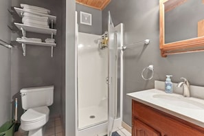 Dusche, Whirlpool, Haartrockner, Handtücher