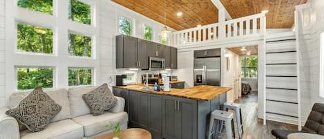 Coffee/tea maker, fridge, microwave, oven