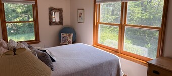 Stunning 4BR Ontario Lake House