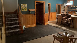 Ein Wohndachboden mit Treppe, Essbereich und Küche.