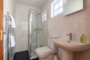 Dusche, Haartrockner, Handtücher, Seife