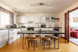Kühlschrank, Mikrowelle, Ofen, Geschirrspüler