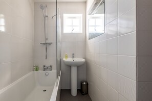 Shower, hair dryer, towels, soap - Sahara Park (No 11) | Elie (Elie)
